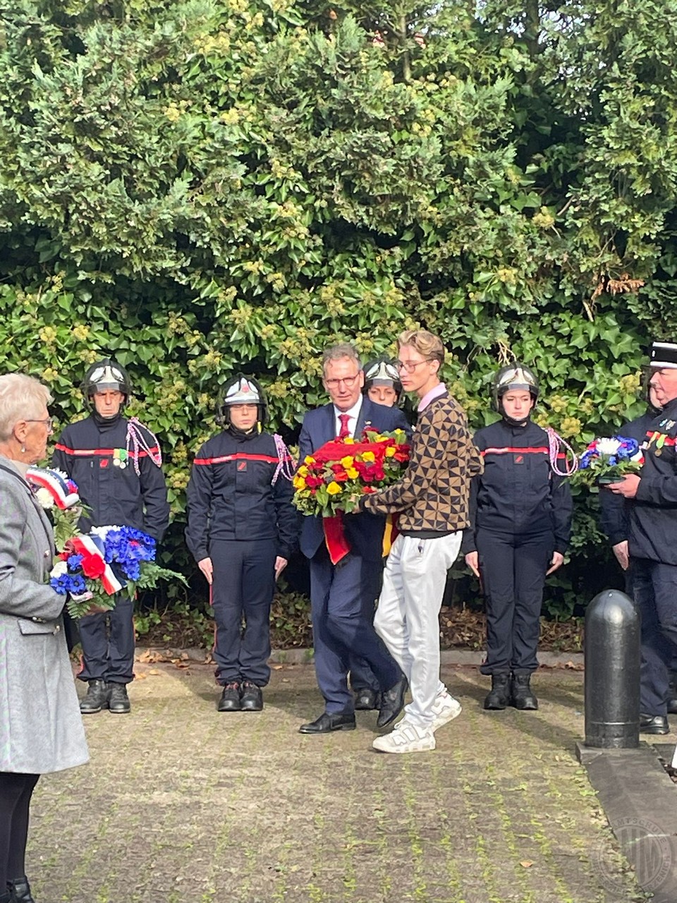 c Bürgermeister Georg Gelhausen und Jahn Joshua während der Kranzniederlegung