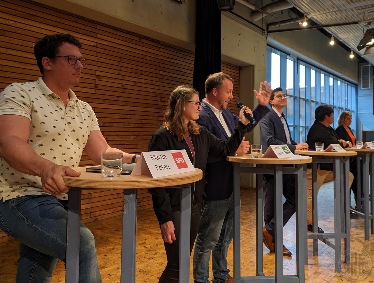 c Lynda Harzheim moderierte die Podiumsdiskussion an der Gesamtschule Niederzier Merzenich