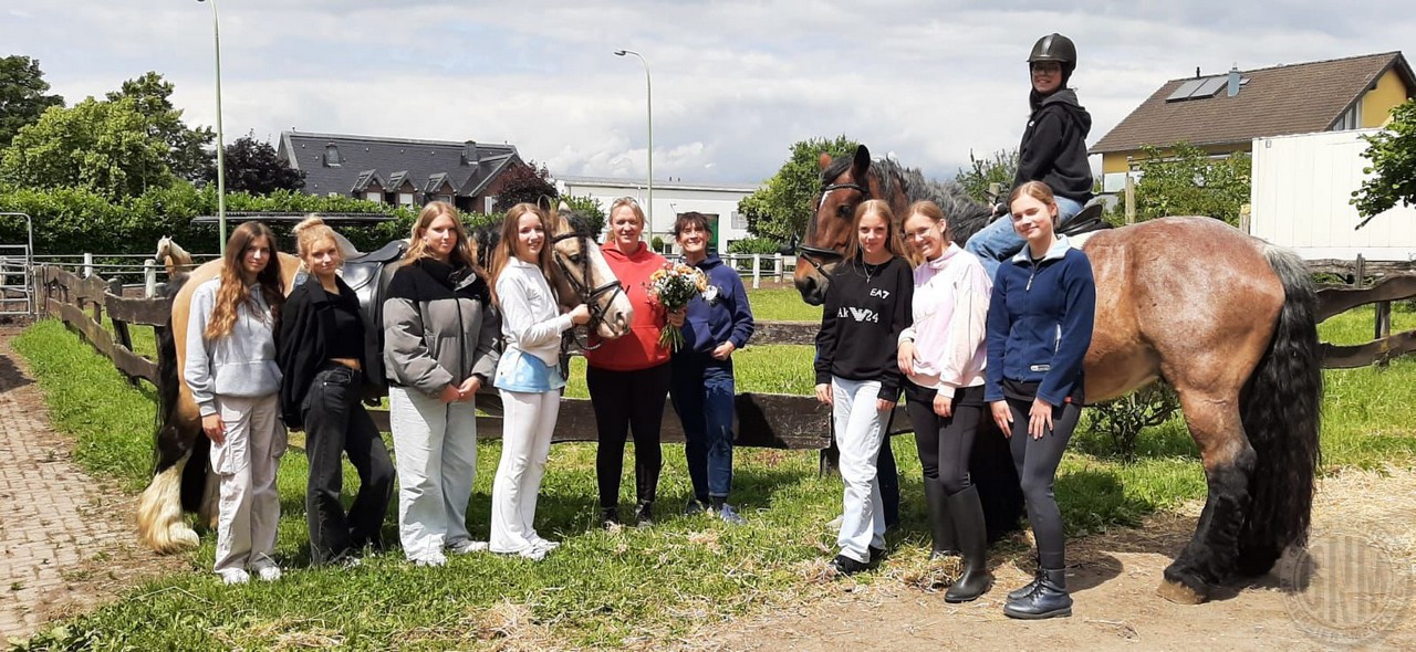 c Die Reit AG der Gesamtschule Niederzier Merzenich beschenkte Anna Maria Thiel