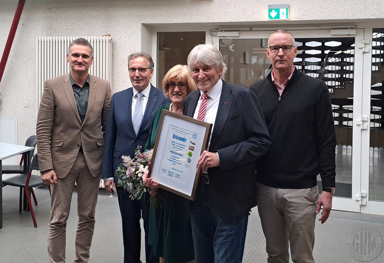 c Ehrenmitglied Peter Borsdorff mit den Bürgermeistern Frank Rombey, Georg Gelhausen, seiner Partnerin und Schulleiter Stefan Möller