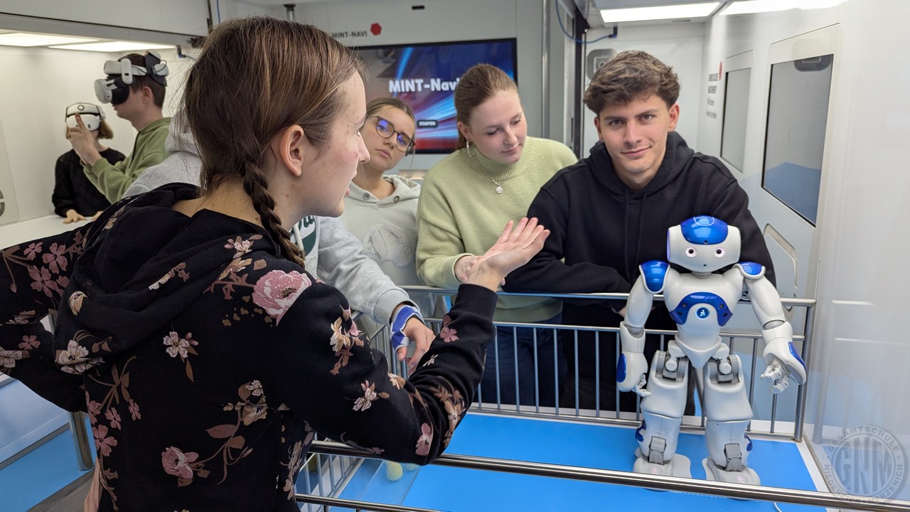 c SchülerInnen der Q1 diskutierteen über Nutzen und Sinn der Roboter